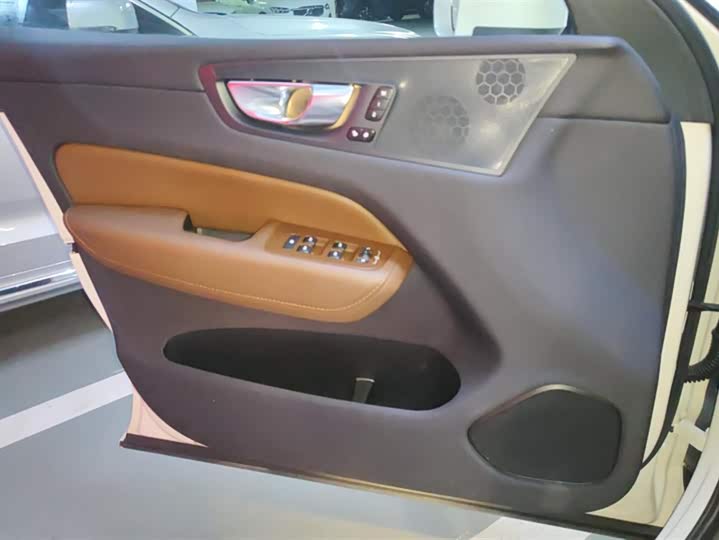 Фото 4 - Volvo XC60