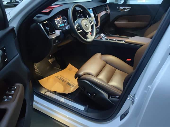 Фото 6 - Volvo XC60