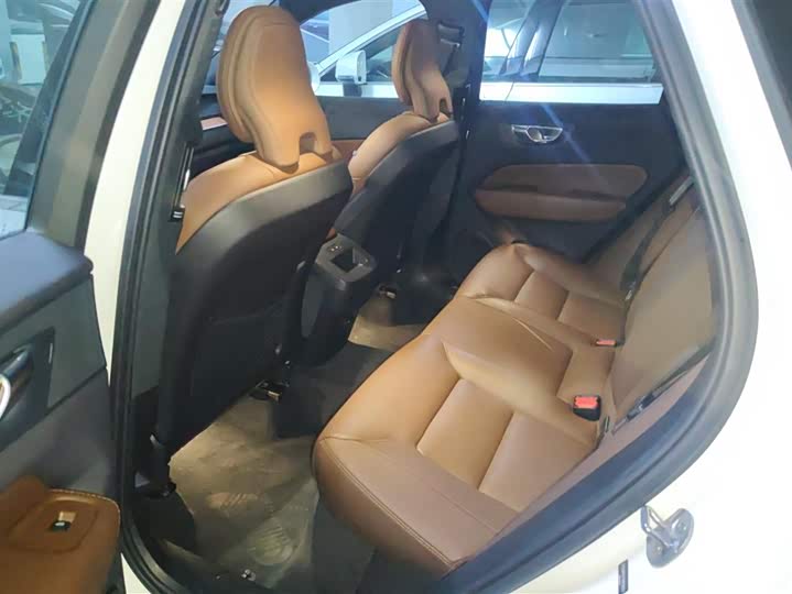 Фото 8 - Volvo XC60