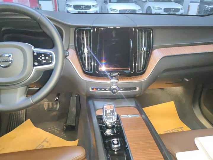 Фото 9 - Volvo XC60