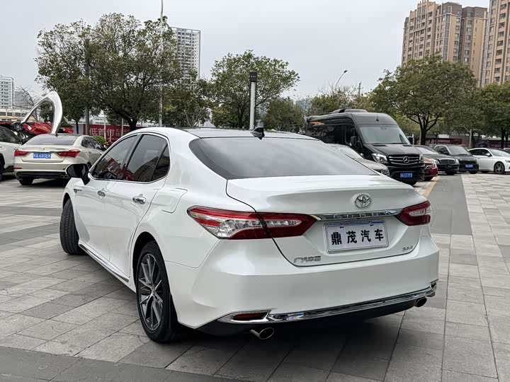 Фото 2 - Toyota Camry
