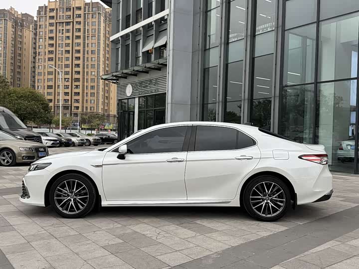 Фото 4 - Toyota Camry