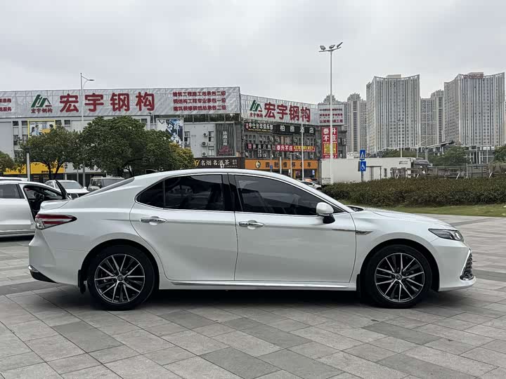 Фото 8 - Toyota Camry