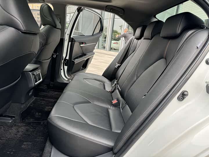 Фото 9 - Toyota Camry