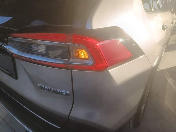 Фото 8 - Toyota Wildlander