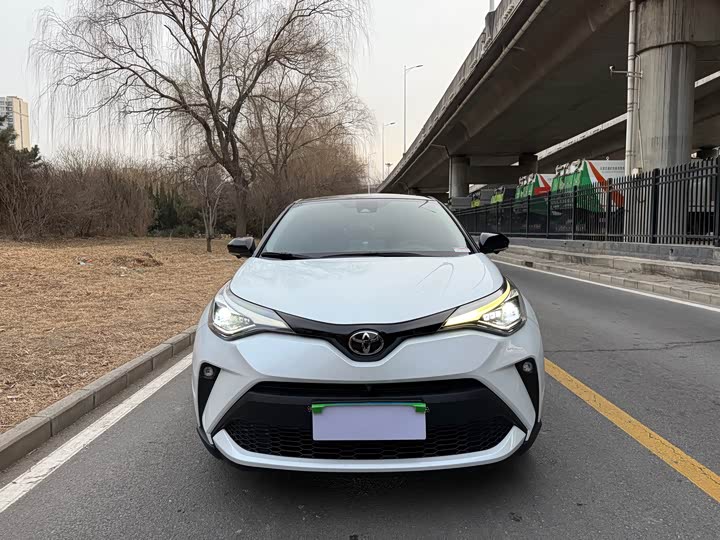 Фото 2 - Toyota C-HR