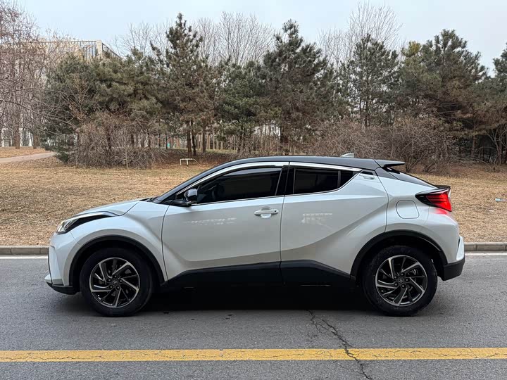 Фото 3 - Toyota C-HR