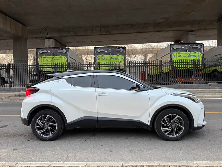 Фото 4 - Toyota C-HR