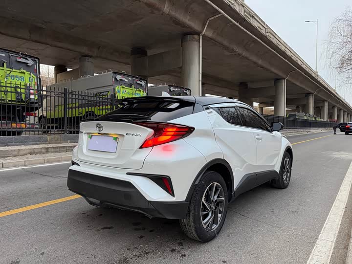 Фото 5 - Toyota C-HR