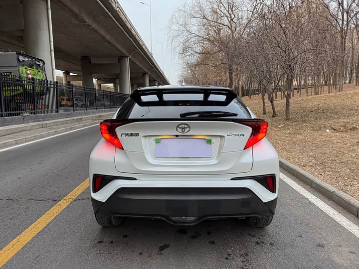 Фото 6 - Toyota C-HR