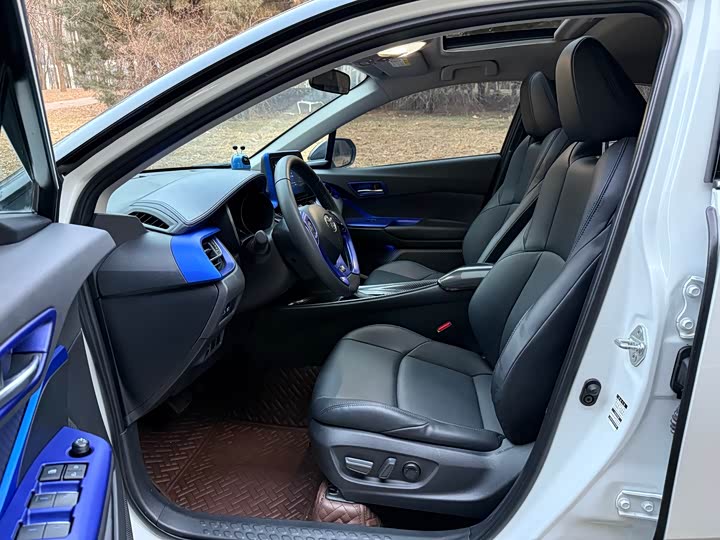 Фото 7 - Toyota C-HR