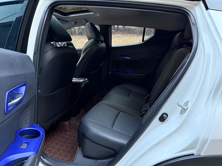 Фото 8 - Toyota C-HR