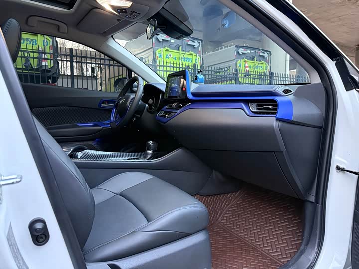 Фото 9 - Toyota C-HR