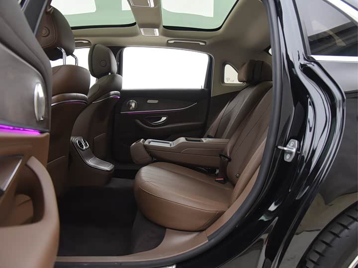 Фото 4 - Mercedes-Benz E-Class