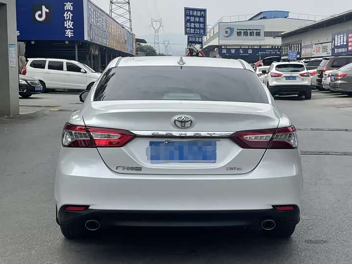 Фото 2 - Toyota Camry