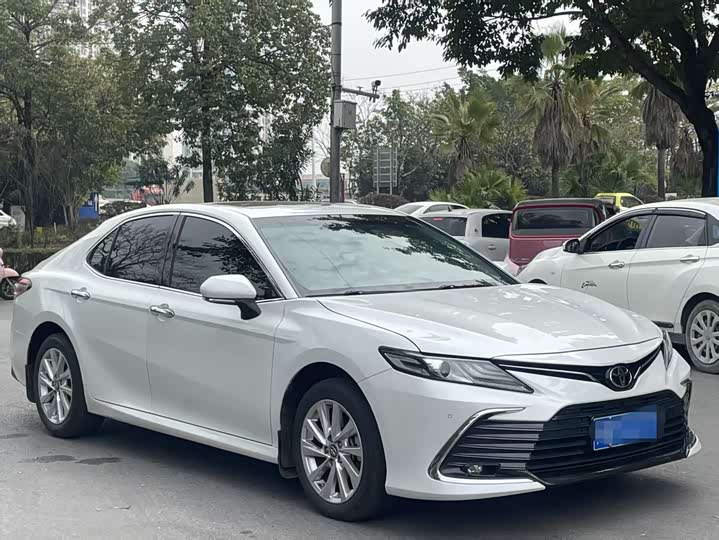 Фото 3 - Toyota Camry