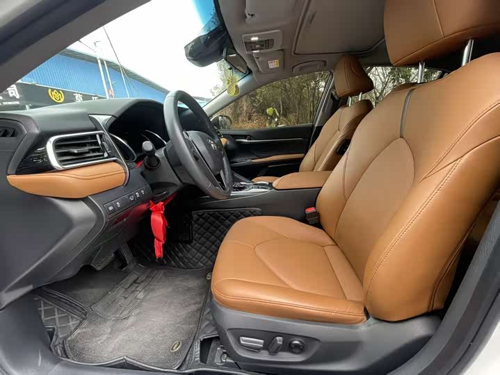 Фото 4 - Toyota Camry