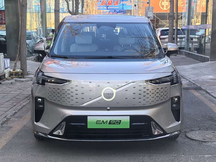 Фото 2 - Volvo EM90