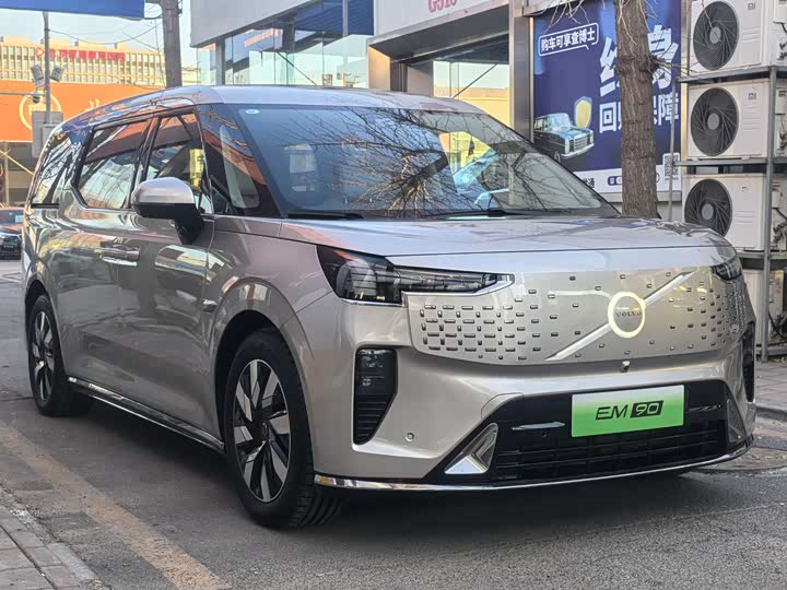 Фото 3 - Volvo EM90