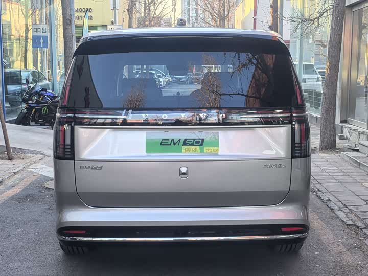 Фото 4 - Volvo EM90