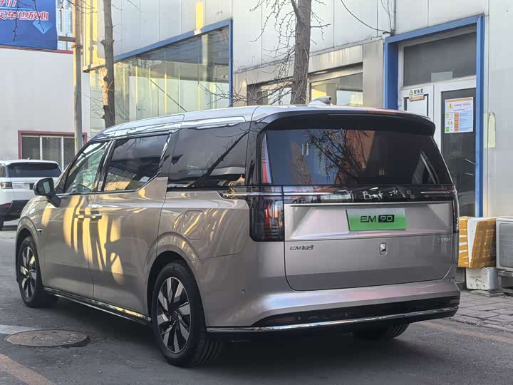 Фото 5 - Volvo EM90