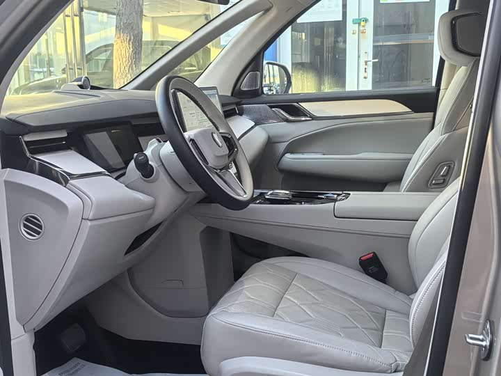 Фото 7 - Volvo EM90