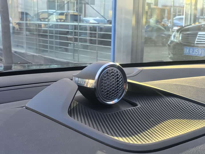 Фото 9 - Volvo EM90