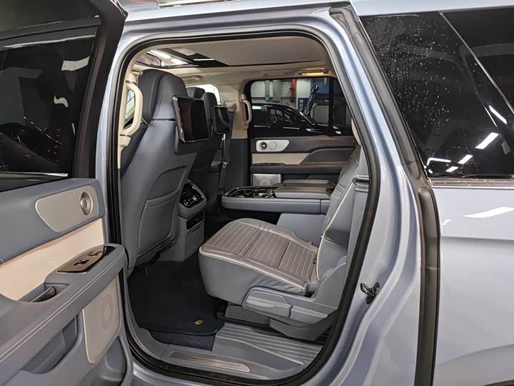 Фото 8 - Lincoln Navigator