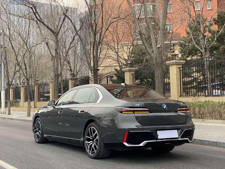 Фото 3 - BMW i7