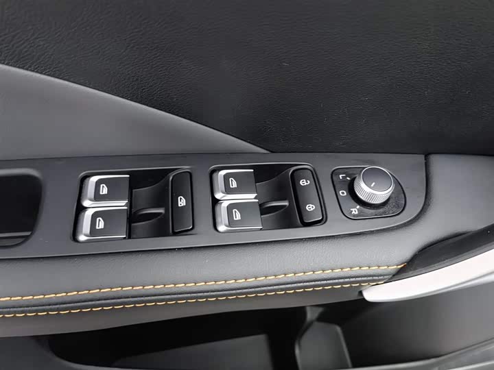 Фото 9 - Geely Coolray