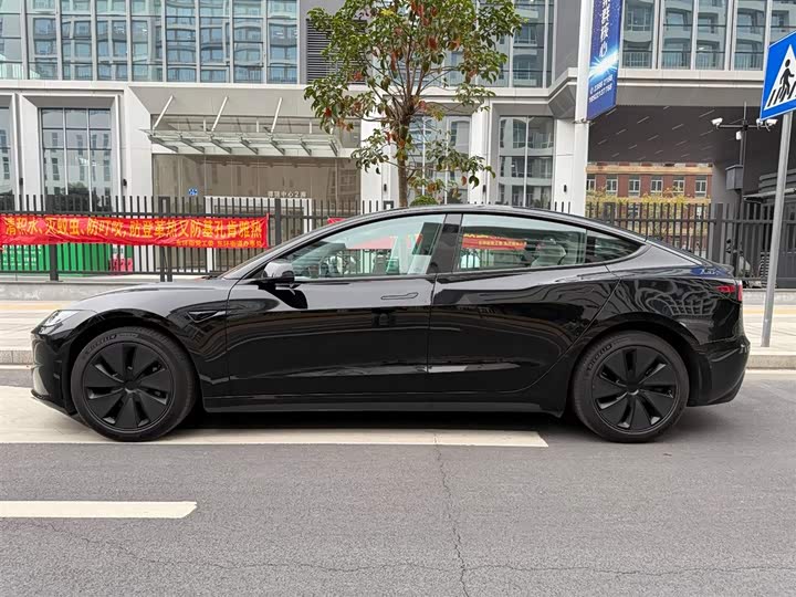 Фото 3 - Tesla Model 3