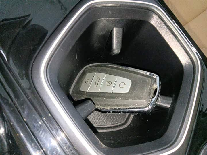 Фото 9 - Geely Atlas L