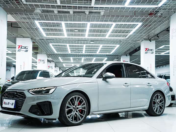 Фото 1 - Audi S4