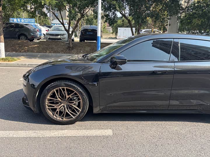 Фото 3 - Zeekr 001