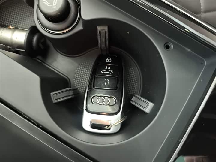 Фото 9 - Audi A8