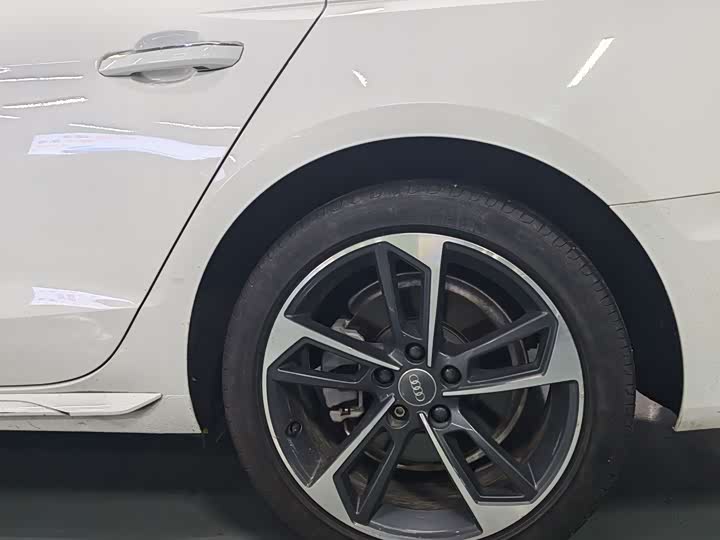 Фото 6 - Audi A4L