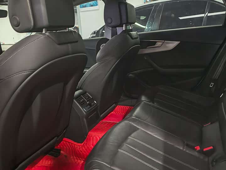 Фото 8 - Audi A4L