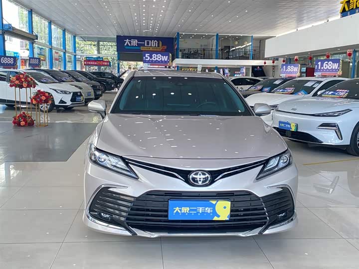 Фото 2 - Toyota Camry
