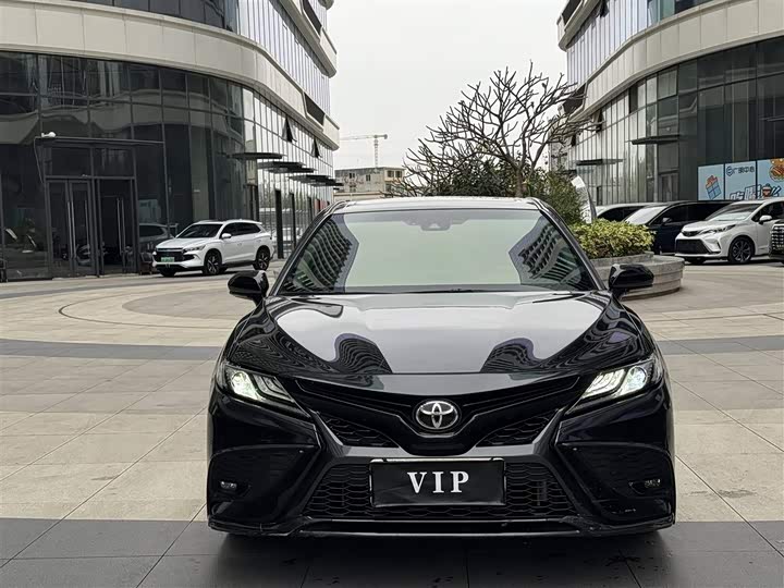 Фото 2 - Toyota Camry