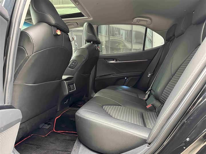 Фото 5 - Toyota Camry