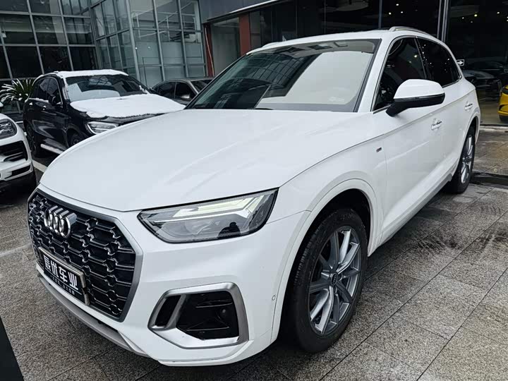 Фото 1 - Audi Q5L