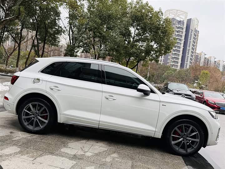 Фото 2 - Audi Q5L