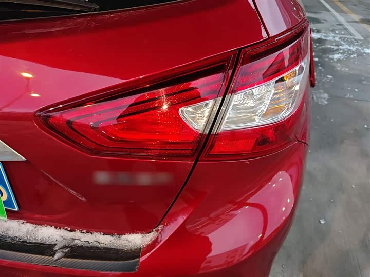 Фото 8 - Nissan Tiida