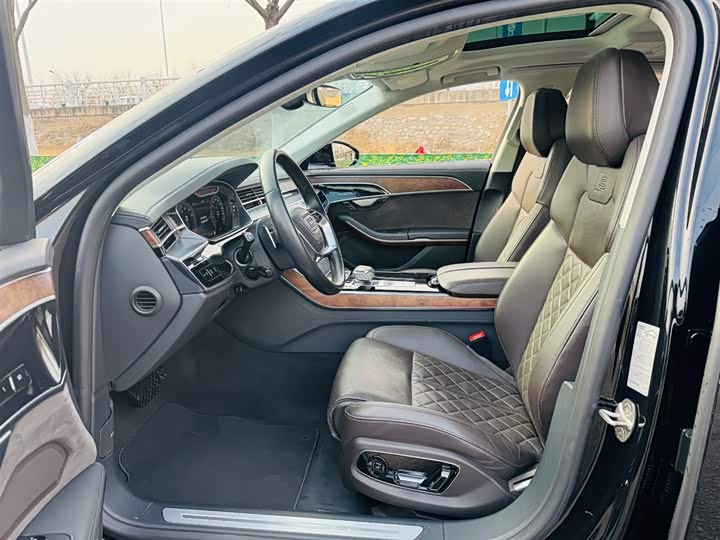 Фото 7 - Audi A8