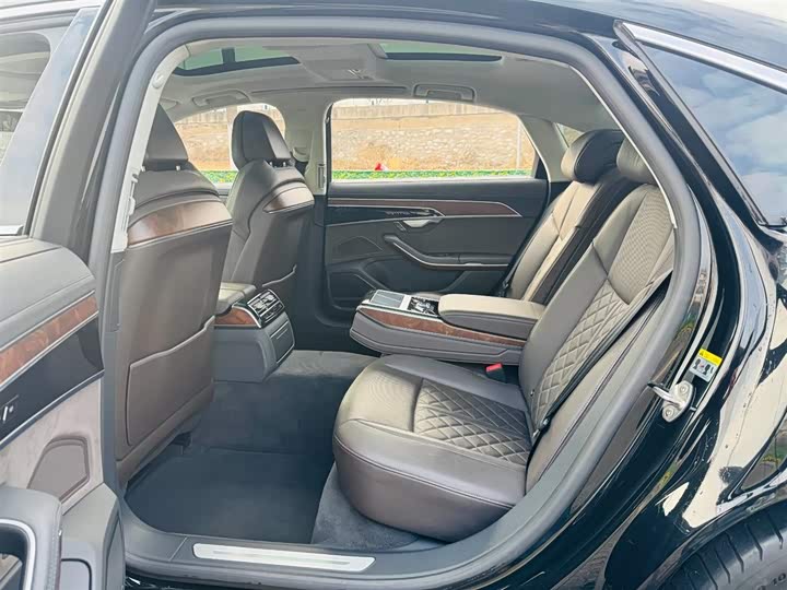 Фото 8 - Audi A8