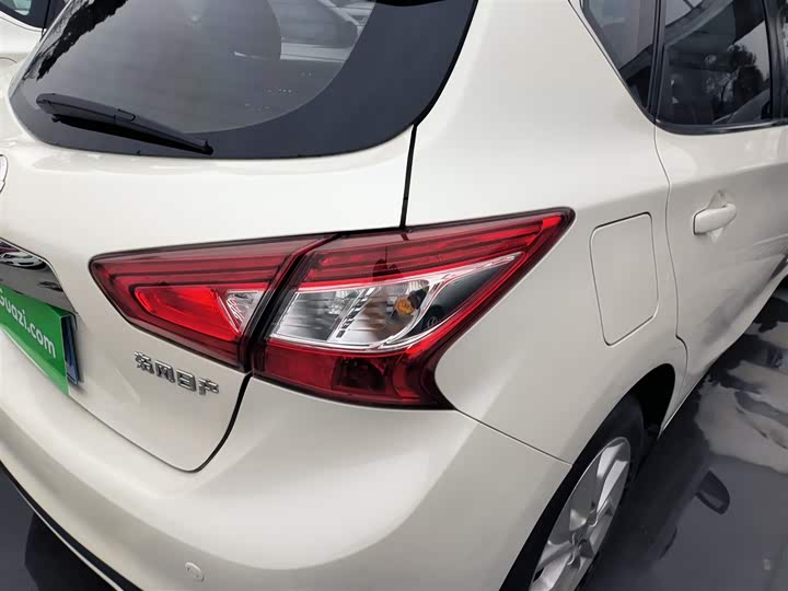 Фото 8 - Nissan Tiida