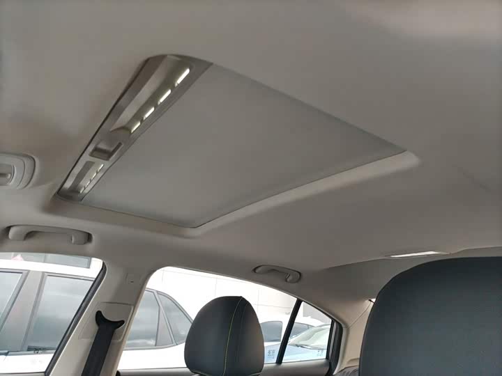 Фото 8 - Roewe i5