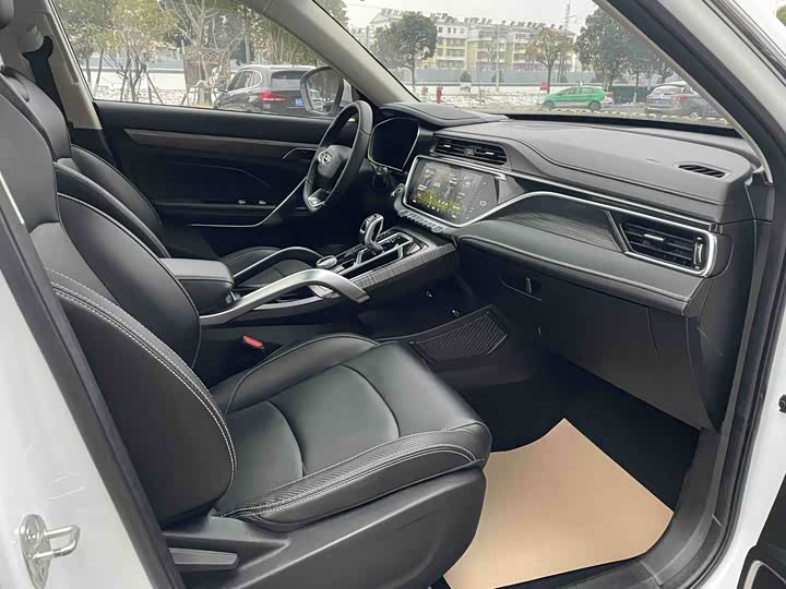 Фото 5 - Geely Atlas