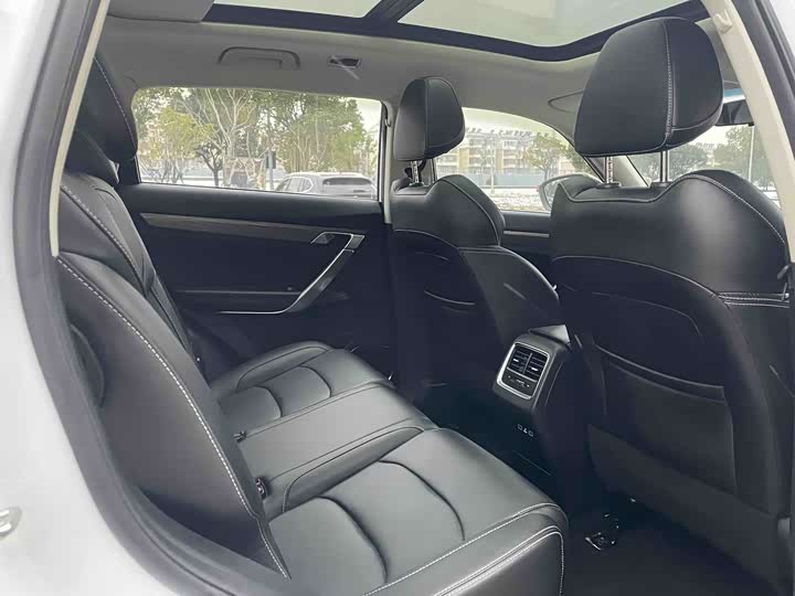 Фото 8 - Geely Atlas