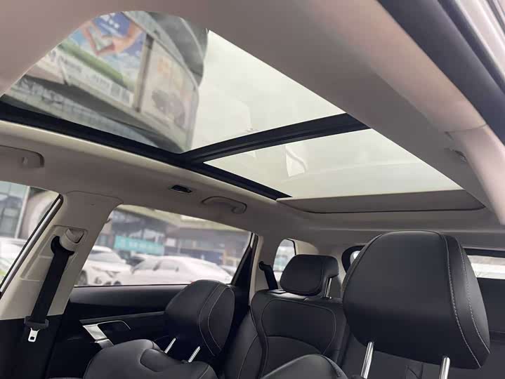 Фото 9 - Geely Atlas